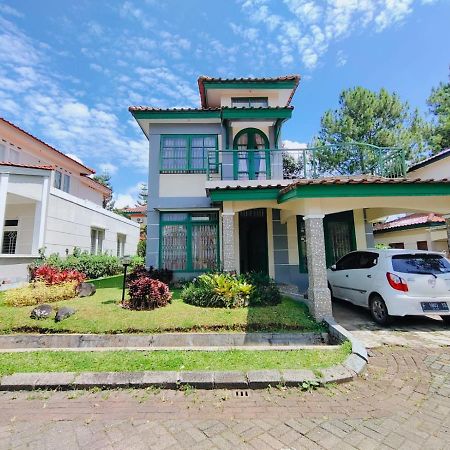 Villa Semesta Cikundul Exterior photo